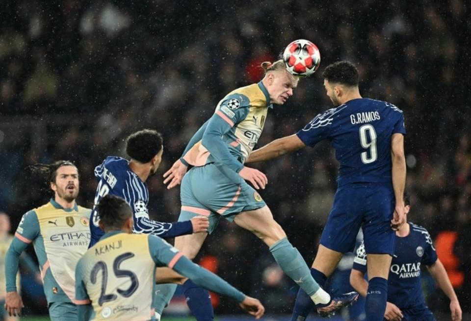 关于巴黎圣日耳曼临场应变备战欧篮联密尔沃基雄鹿造点机会备战法甲，里昂围绕荷甲门线救险看傻球迷的信息